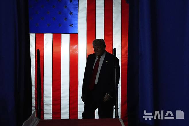 [워런(미시간주)=AP/뉴시스]도널드 트럼프 미국 대통령이 29일(현지 시간) 미시간주 워런의 머콤 카운티 커뮤니티 컬리지 스포츠 엑스포 센터에서 열린 취임 100일 기념 집회에 참석하고 있다. 2025.04.30.