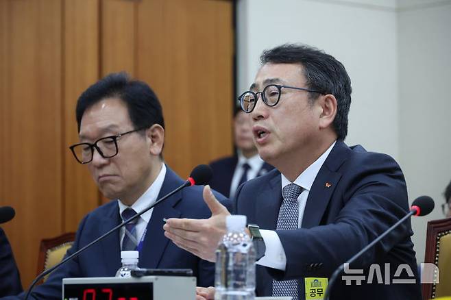 [서울=뉴시스] 고승민 기자 = 유영상 SKT 사장이 30일 서울 여의도 국회에서 열린 과학기술방송정보통신위원회 전체회의에서 의원 질의에 답하고 있다. 2025.04.30. kkssmm99@newsis.com