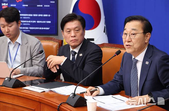 [서울=뉴시스] 조성봉 기자 = 김윤덕 더불어민주당 사무총장이 30일 오전 서울 여의도 국회에서 '진짜 대한민국 중앙선거대책위원회' 구성 발표를 하고 있다. 2025.04.30. suncho21@newsis.com