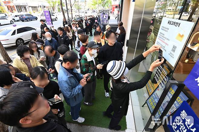 [수원=뉴시스] 김종택 기자 = SK텔레콤이 유심 고객정보 해킹 사고로 관련 유심 무료 교체 서비스에 나선 28일 경기 수원시내 한 SKT T월드 매장 앞에 유심을 교체하려는 고객들이 줄서 기다리고 있다.해킹사고가 발생한 SKT는 사이버침해 피해를 막기 위해 이날 오전 10시부터 전국 2600여곳의 T월드 매장에서 희망 고객 대상 유심교체를 무료로 진행하기로 했다. 2025.04.28. jtk@newsis.com