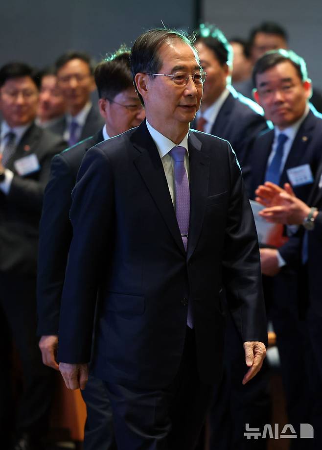 [서울=뉴시스] 최진석 기자 = 한덕수 대통령 권한대행 국무총리가 29일 서울 강남구 건설회관에서 열린 해외건설 1조달러 수주 및 60주년 기념식에 입장하고 있다. 2025.04.29. myjs@newsis.com