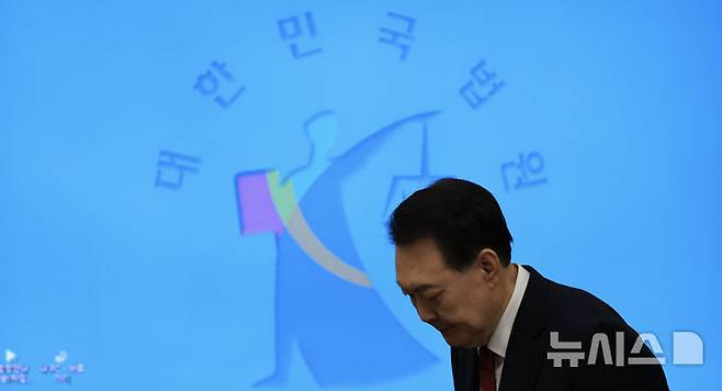 [서울=뉴시스] 사진공동취재단 = 윤석열 전 대통령이 21일 오전 서울 서초구 서울중앙지방법원에서 열린 내란 우두머리 혐의에 대한 두 번째 정식 재판에 출석하고 있다. 2025.04.21. photo@newsis.com