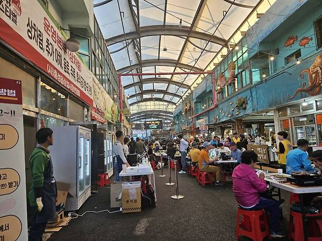 [홍성=뉴시스] 지난해 홍성글로벌바비큐페스티벌 당시 홍성상설시장 구이존 운영 모습.   *재판매 및 DB 금지