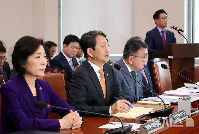 [서울=뉴시스] 고승민 기자 = 29일 서울 여의도 국회에서 열린 제424회 국회(임시회) 산업통상자원중소벤처기업위원회 제3차 전체회의에서 안덕근 산업통상자원부 장관이 의원 질의에 답하고 있다. 2025.04.29. kkssmm99@newsis.com