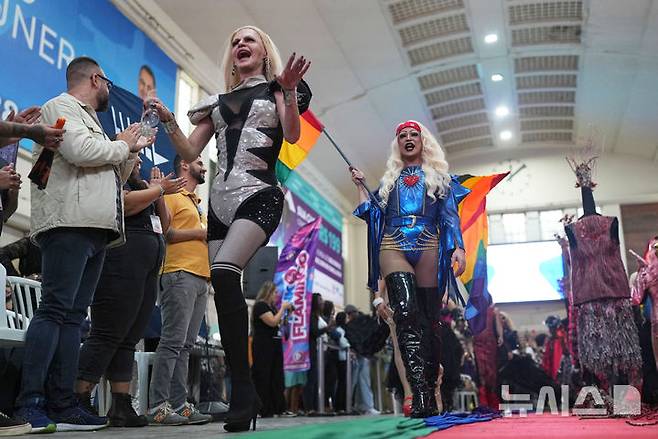 [리우데자네이루=AP/뉴시스] 29일(현지 시간) 브라질 리우데자네이루 중앙역에서 열린 패션쇼에서 성소수자(LGBT) 커뮤니티의 모델들이 가수 레이디 가가의 스타일에서 영감을 받아 제작된 의상을 선보이고 있다. 이번 패션쇼는 가가의 콘서트를 앞두고 모델들이 직접 제작했거나 지속 가능한 패션 브랜드 '이스콜라 지비니스'가 만든 의상들로 구성됐다. 레이디 가가는 5월 3일 리우데자네이루 코파카바나 해변에서 대규모 무료 콘서트를 개최할 예정이다. 2025.04.30.