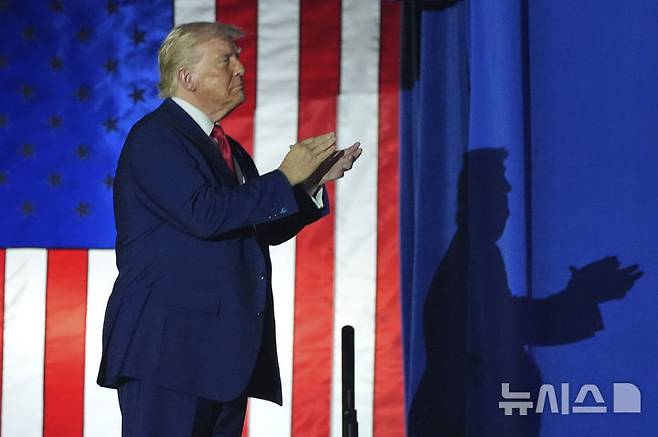 [워런(미시간주)=AP/뉴시스]도널드 트럼프 미국 대통령이 29일(현지 시간) 미시간주 워런의 머콤 카운티 커뮤니티 컬리지 스포츠 엑스포 센터에서 열린 취임 100일 기념 집회에 참석하고 있다. 2025.04.30.