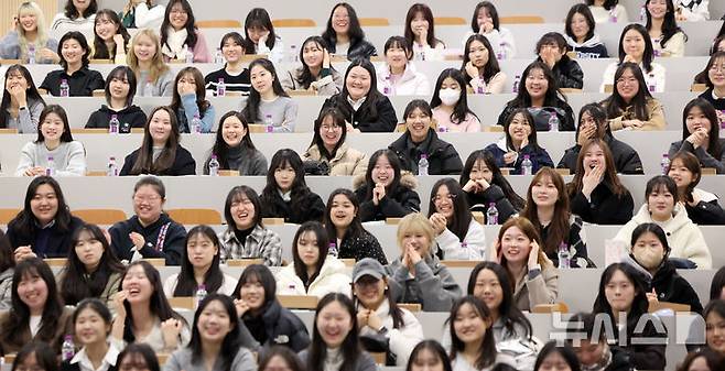 [서울=뉴시스] 김선웅 기자 = 17일 서울 서대문구 이화여자대학교에서 열린 인문과학대학 신입생 오리엔테이션(OT)에 참석한 예비 이화여대 학생들이 학교생활 관련 설명을 듣고 있다. 2025.02.17. mangusta@newsis.com