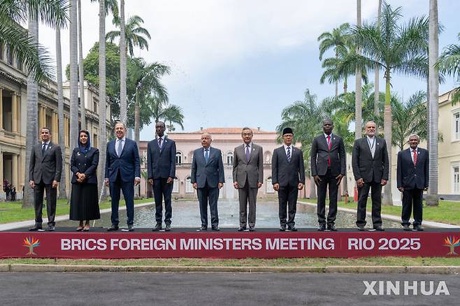 [리우데자네이루=AP/뉴시스] 28일(현지 시간) 브라질 리우데자네이루 이타마라티 궁전에서 열린 브릭스(BRICS) 외무장관 회의 참석자들이 단체 사진을 찍고 있다. 왼쪽부터 이집트, 아랍에미리트(UAE), 러시아, 에티오피아, 브라질, 중국, 인도네시아, 남아프리카공화국, 이란, 인도 장관. 2025.04.30.