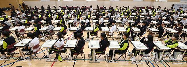 [화성=뉴시스] 김종택 기자 = 30일 경기 화성시 동탄국제고등학교에서 1학년 학생들이 1차 지필평가를 시험 감독이 없는 '무감독 양심 시험'으로 치르고 있다. 동탄국제고는 개교 이래 매년 학기별 1, 2차 중간고사를 학생들의 양심에 따라 무감독 시험으로 진행하고 있다. 2025.04.30. jtk@newsis.com