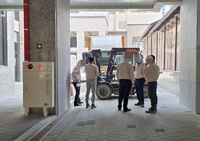 [광주=뉴시스] 30일 광주 북구 운암동 한 아파트에서 시공사가 보행로를 지게차로 막는 일이 발생, 이삿짐 화물차가 진입을 하지 못하고 있다. (사진 = 독자 제공) 2025.04.30. photo@newsis.com *재판매 및 DB 금지
