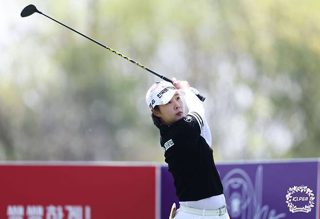 [서울=뉴시스] 이영환 기자 = 26일 충북 충주시 킹스데일GC에서 열린 덕신EPC 챔피언십 3라운드, 박지영이 5번홀에서 티샷을 하고 있다. (사진=KLPGA 제공)  2025.04.26. photo@newsis.com *재판매 및 DB 금지