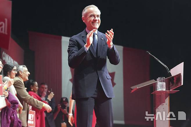 [오타와(캐나다)=AP/뉴시스]마크 카니 캐나다 총리가 29일(현지시각) 온타리오주 오타와 선거본부에 도착, 지지자들에게 연설할 준비를 하고 있다. 카니 총리의 자유당은 도널드 트럼프 미 대통령에 대한 반발로 놀라운 역전승을 거두었지만 과반 의석 확보에는 실패한 것으로 29일 나타났다. 2025.04.30.