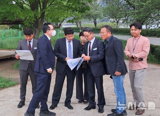 [사천=뉴시스]국립창원대학교 박민원 총장(왼쪽서 세 번째)이 지난 4월 22일 사천우주항공캠퍼스 현장에서 사천시청 관계자들과 현장 회의를 하고 있다.(사진=국립창원대 제공) 2025.04.30. photo@newsis.com