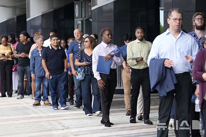 [선라이즈=AP/뉴시스] 미국 플로리다주 선라이즈에서 열린 취업박람회에 지원자들이 몰리고 있다. 자료사진. 2025.04.30