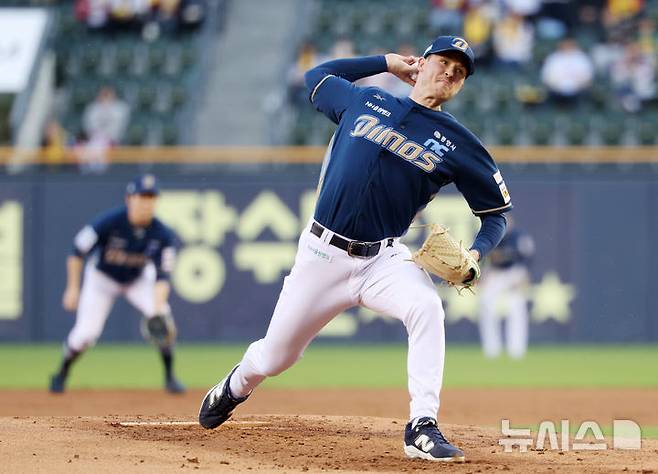 [서울=뉴시스] 김진아 기자 = 지난 24일 오후 서울 송파구 잠실야구장에서 열린 2025 KBO리그 NC 다이노스와 LG 트윈스의 경기, NC 선발 라일리가 역투하고 있다. 2025.04.24. bluesoda@newsis.com