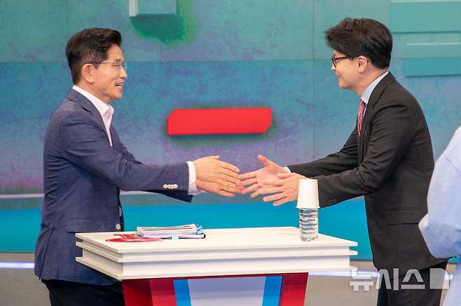 [서울=뉴시스] 국회사진기자단 = 김문수(왼쪽), 한동훈 제21대 대통령 선거 국민의힘 경선 후보가 30일 오후 서울 중구 TV조선 스튜디오에서 열린 TV토론에 앞서 악수하고 있다. 2025.04.30. photo@newsis.com