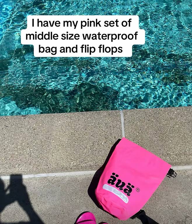 '수영 출퇴근' 시 사용하는 방수 가방 [사진 출처 = 틱톡]