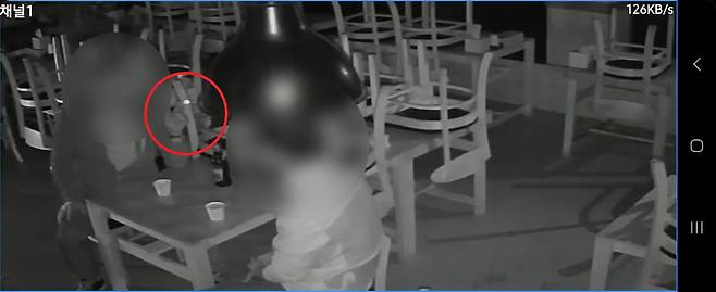 담배를 피우며 술 마시는 남성들 [출처:제보자 A 씨]