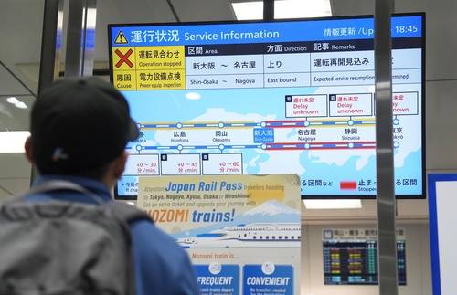 신칸센 운행 중단 구간을 알려주는 모니터 (교도=연합뉴스) 30일 저녁 신오사카역에서 빨간색 운행 중단 구간 표시가 들어온 신칸센 운행 상황 모니터를 한 시민이 바라보고 있다. 2025.4.30. evan@yna.co.kr