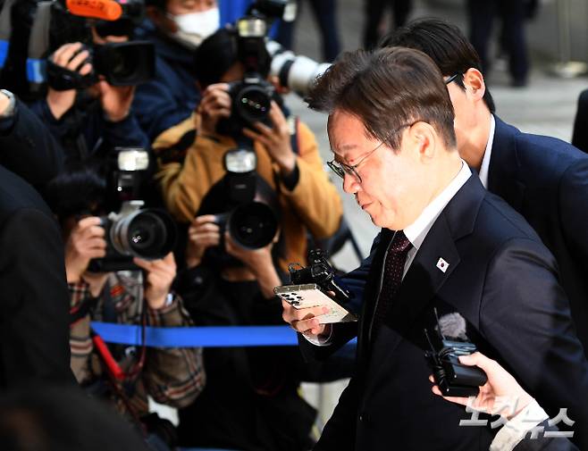더불어민주당 이재명 대선후보가 29일 오전 서울 서초구 서울중앙지방법원에서 열린 '대장동 배임·성남FC 뇌물' 1심 속행 공판에 출석하고 있다. 황진환 기자