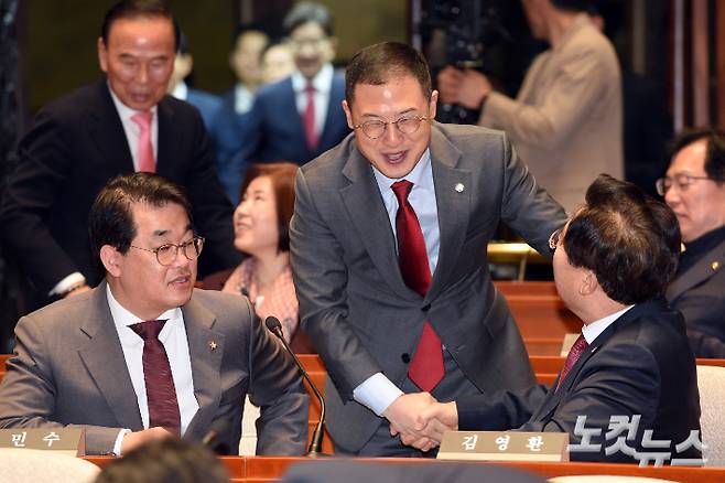 국민의힘 김상욱 의원이 11일 서울 여의도 국회에서 열린 의원총회에 참석해 의원들과 인사를 하고 있다. 윤창원 기자