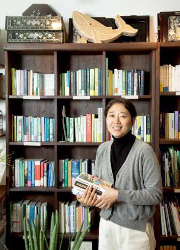 생태책방 ‘버들서점’의 책방지기 송송이 씨의 모습.