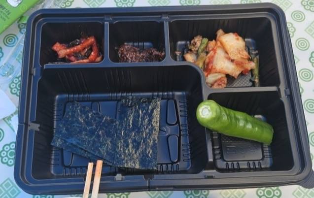 ‘제19회 충북장애인도민체육대회’에서 제공된 1만2000원 상당의 도시락 구성이 부실해 논란이 됐다. 연합뉴스