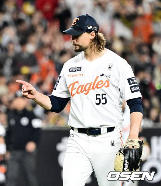 [OSEN=대전, 지형준 기자] 29일 대전 한화생명볼파크에서 2025 신한 SOL Bank KBO리그 한화 이글스와 LG 트윈스의 경기가 열렸다.이날 한화는 우완 라이언 와이스, LG는 좌완 송승기가 선발로 나섰다. 4회초 수비를 마치고 한화 와이스가 이재원을 향해 손짓하고 있다. 2025.04.29 /jpnews@osen.co.kr