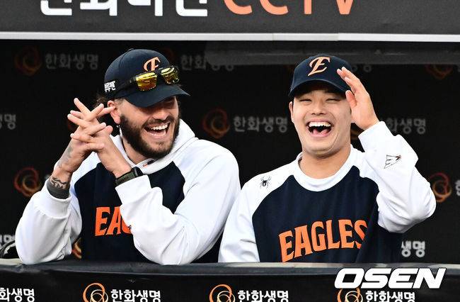 [OSEN=대전, 지형준 기자] 29일 대전 한화생명볼파크에서 2025 신한 SOL Bank KBO리그 한화 이글스와 LG 트윈스의 경기가 열렸다.이날 한화는 우완 라이언 와이스, LG는 좌완 송승기가 선발로 나섰다. 1회 한화 폰세, 문동주가 경기를 지켜보며 즐거워하고 있다. 2025.04.29 /jpnews@osen.co.kr