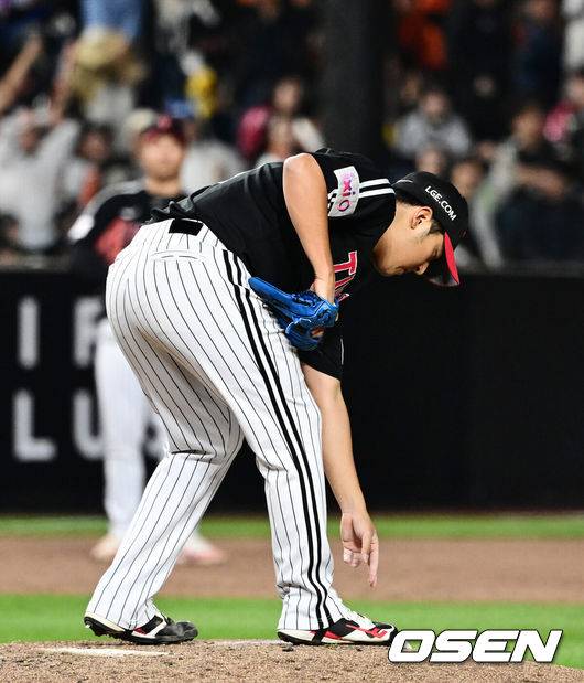 [OSEN=대전, 지형준 기자] 29일 대전 한화생명볼파크에서 2025 신한 SOL Bank KBO리그 한화 이글스와 LG 트윈스의 경기가 열렸다.이날 한화는 우완 라이언 와이스, LG는 좌완 송승기가 선발로 나섰다. 4회말 2사에서 LG 송승기가 한화 심우준에 역전 솔로포를 허용하며 아쉬워하고 있다. 2025.04.29 /jpnews@osen.co.kr