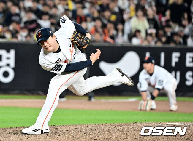 [OSEN=대전, 지형준 기자] 29일 대전 한화생명볼파크에서 2025 신한 SOL Bank KBO리그 한화 이글스와 LG 트윈스의 경기가 열렸다.이날 한화는 우완 라이언 와이스, LG는 좌완 송승기가 선발로 나섰다. 8회초 한화 한승혁이 역투하고 있다. 2025.04.29 /jpnews@osen.co.kr
