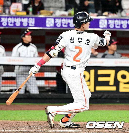 [OSEN=대전, 지형준 기자] 29일 대전 한화생명볼파크에서 2025 신한 SOL Bank KBO리그 한화 이글스와 LG 트윈스의 경기가 열렸다.이날 한화는 우완 라이언 와이스, LG는 좌완 송승기가 선발로 나섰다. 4회말 2사에서 한화 심우준이 역전 솔로포를 날리고 있다. 2025.04.29 /jpnews@osen.co.kr