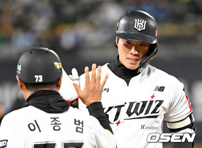 [OSEN=수원, 이대선 기자] 11일 오후 수원 KT위즈파크에서 2025 신한 SOL Bank KBO리그 KT 위즈와 삼성 라이온즈의 경기가 열렸다.4회말 1사 2루에서 KT 장준원이 우중간 적시 2루타를 치고 있다.  2025.04.11 /sunday@osen.co.kr
