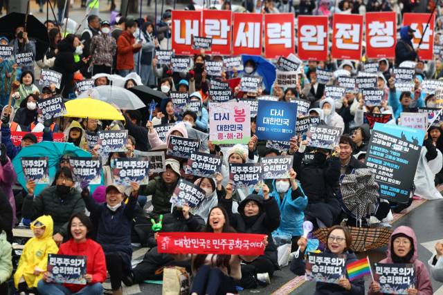 ▲ 헌법재판소가 윤석열 전 대통령의 파면을 선고한 다음날인 4월 5일 서울 종로구 광화문 앞에서 윤석열 즉각퇴진·사회대개혁 비상행동 주최로 열린 '승리의날 범시민대행진' 집회에서 참가자들이 구호를 외치고 있다. ⓒ연합뉴스