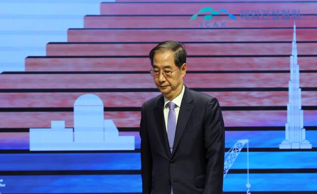 ▲한덕수 대통령 권한대행 국무총리가 29일 오후 서울 강남구 건설회관에서 열린 '해외건설 1조 달러 수주 및 60주년 기념식'에서 격려사를 마친 뒤 연단을 내려오고 있다. ⓒ연합뉴스