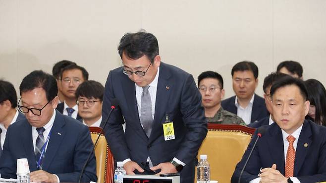 사과하는 유영상 SKT 대표이사