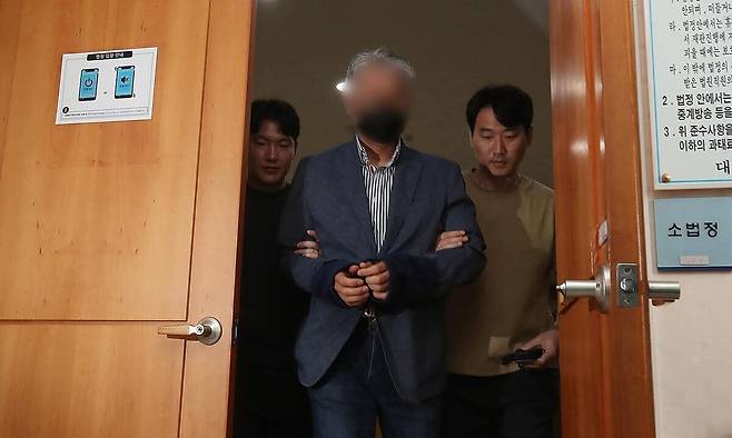 지난 24일 경북 의성군 대구지방법원 의성지원에서 산림보호법상 실화 혐의를 받는 50대 성묘객이 구속 전 피의자 심문(영장실질심사)을 받고 법정을 나서고 있다. 연합뉴스