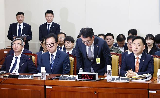 유영상 SK텔레콤 대표이사(앞줄 오른쪽 두번째)가 30일 서울 여의도 국회에서 열린 과학기술정보방송통신위원회 전체회의에 출석해 허리 숙여 인사하고 있다. 뉴스1