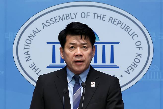 조국혁신당 김준형 의원이 지난 24일 오전 서울 여의도 국회 소통관에서 대만 유사시 대한민국 정부의 불개입 촉구 결의안 발의 예고 기자회견을 하고 있다. 뉴시스