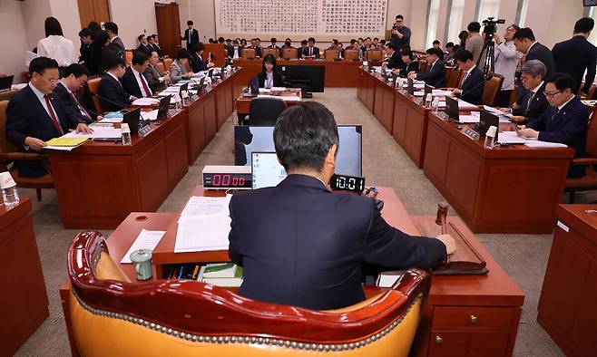 30일 오전 서울 여의도 국회에서 열린 법제사법위원회 전체회의에서 정청래 위원장이 개의 선언을 하며 의사봉을 두드리고 있다. 뉴시스