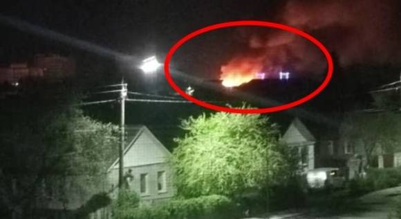 현지시간으로 28일 새벽 러시아 서부 브랸스크주의 전자부품 공장에서 대형 폭발이 발생한 모습. 텔레그램 캡처