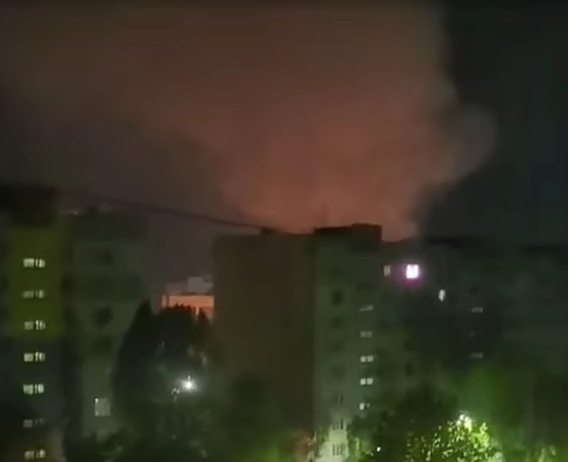 현지시간으로 28일 새벽 러시아 서부 브랸스크주의 전자부품 공장에서 대형 폭발이 발생한 모습. 텔레그램 캡처