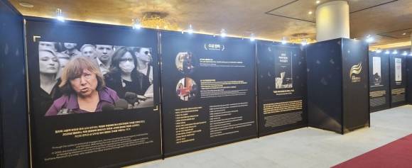 제주 메종글래드호텔 시상식장 앞에 제6회 제주4·3평화상을 수상한 벨라루스 출신 작가 스베틀라나 알렉시예비치의 발자취를 소개하는 전시를 하고 있다. 제주 강동삼 기자
