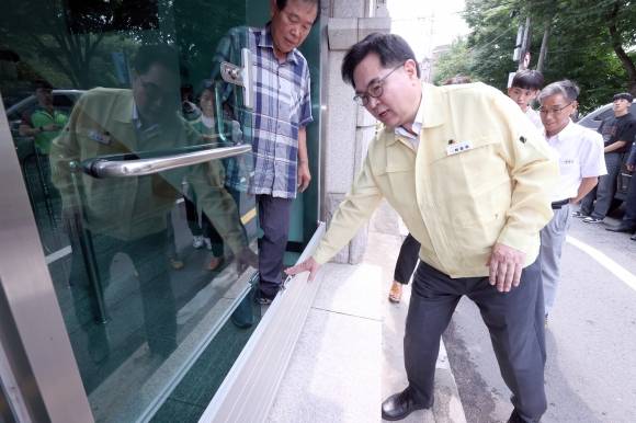 박일하 서울 동작구청장이 관내 한 주택에 설치된 차수판을 점검하고 있다. 동작구 제공