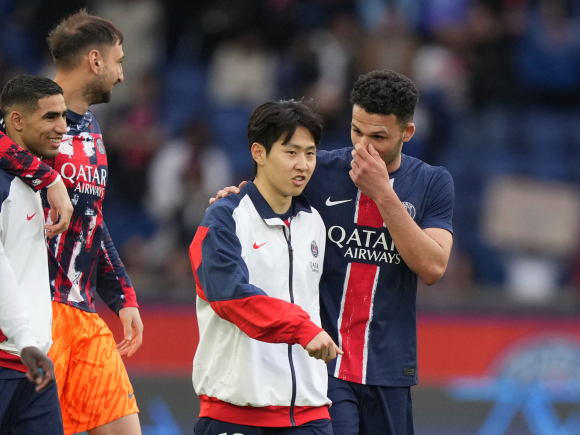 파리 생제르맹 이강인이 20일(한국시간) 프랑스 파리의 파르크 데 프랭스에서 열린 2024~25 프랑스 프로축구 리그1 30라운드 르아브르와의 홈 경기에서 2-1로 이긴 뒤 곤살로 하무스와 대화하고 있ㄷ. AP 연합뉴스