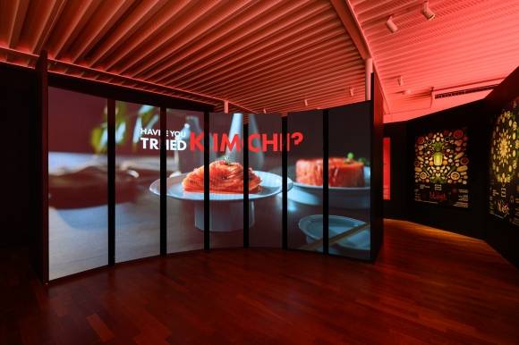 도쿄 시부야에 오픈한 대상의 김치 팝업 스토어에 설치된 대형 스크린에서 종가의 김치 스토리 영상이 나오고 있다. 대상 제공