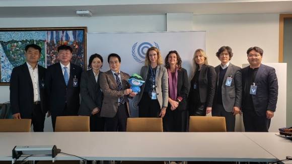 여수시가 UN유엔기후변화협약 사무국과 28일 여수섬박람회 개최와 COP33 유치 등을 협의하고 있다.