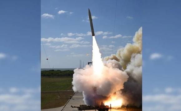 지난해 12월 시험 발사된 장거리 극초음속 무기(LRHW)로 다크 이글로 추정된다. 미국 국방부