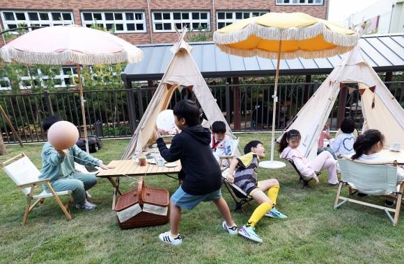 서울 노원구 불암산 피크닉장에서 아이들이 즐거운 시간을 보내고 있다.   노원구 제공