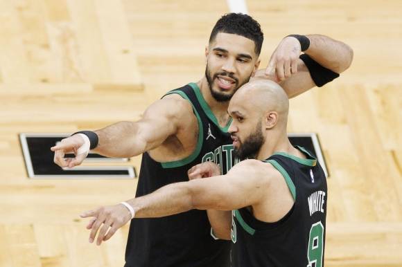 보스턴 셀틱스 제이슨 테이텀이 30일(한국시간) 미국 매사추세츠주 보스턴 TD가든에서 열린 2024~25 NBA 동부 콘퍼런스 플레이오프 1라운드 5차전 올랜도 매직과의 홈 경기에서 득점한 뒤 데릭 화이트와 세레머니하고 있다. EPA 연합뉴스